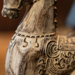 vyrezávaný kôň z teakového dreva