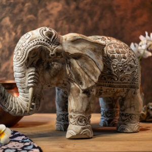 vyrezávaný slon z tropického dreva interiérový doplnok tropické drevo
