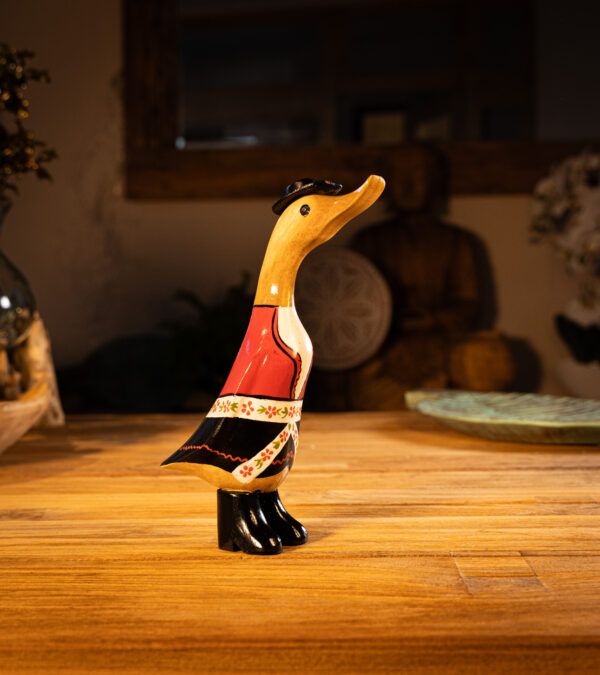 drevená kačka folkloristka bytový drevený doplnok dekorácia