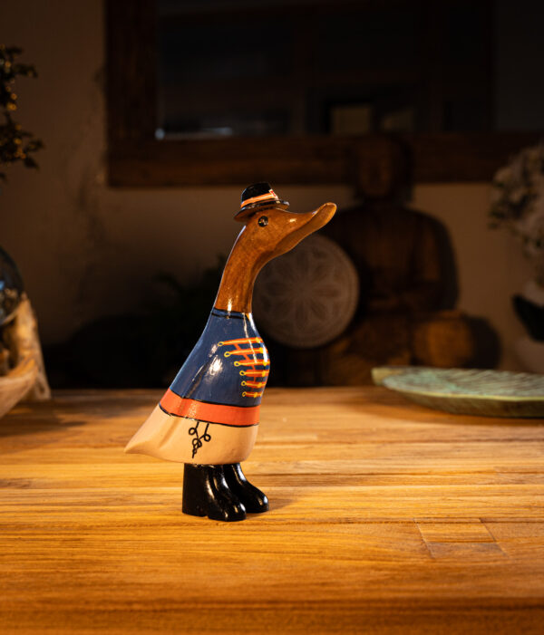 drevená kačka s klobúkom folklorista drevená bytová dekorácia