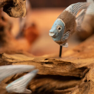 drevená dekorácia akvárium s modrými rybkami